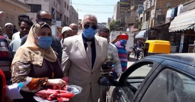 رئيس مدينة بلبيس يوزع ورد وشكولاته على الأهالى بمناسبة العيد القومى للشرقية
