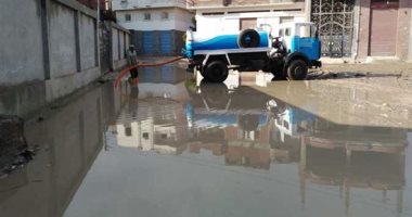 بيارة مجارى تثير الجدل فى البحيرة.. بعض الأهالى ينزحون مياهها للتبرك بها والاستحمام بداعى الشفاء من الأمراض الجلدية.. الأوقاف تنفى علاقتها بصرف المساجد وتؤكد: دجل وشعوذة.. والأجهزة التنفيذية تردمها.. صور