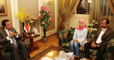 وزير التعليم العالى يكرم الطالبة الأولى على مستوى الجمهورية (مكفوفين) فى الثانوية العامة