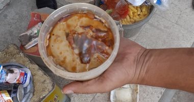 إعدام أغذية وعصائر ومشروبات فاسدة خلال حملة تموينية بشمال سيناء.. صور