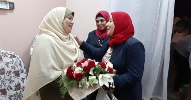 "قومى المرأة" يزور سيدة القطار لتقديم باقة ورد تكريما لها  