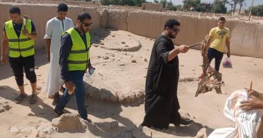 حملة تنظيف المقابر بسوهاج تصل إلى قرية نزلة على.. جمجمة كلب وقدم مبتورة وبرطمان مغلق على كتابات دموية أغرب أعمال السحر.. الحملة تعثر على أعمال بالمرض والفقر والموت.. و"السنجق" يؤكد تعاون الأهالى.. صور
