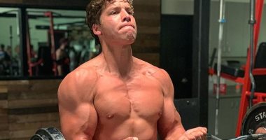 من شابه أباه فما ظلم.. نجل أرنولد شوارزنيجر يؤدى تمرينات قاسية