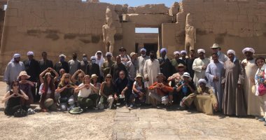 خالد العنانى يلتقط صورة تذكارية مع الخفراء والسائحين فى معبد الكرنك