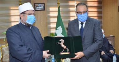 محافظ الشرقية يهدى وزير الأوقاف درع المحافظة تقديرا لجهوده الدعوية والوطنية