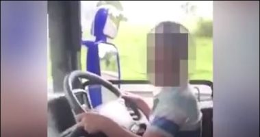 شاهد.. طفل يقود شاحنة فى المملكة المتحدة.. والقبض على مصور الفيديو