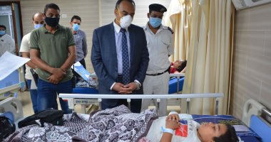 نائب محافظ المنيا يتابع حالة المصابين فى حادث تصادم سيارة بميكروباص.. صور