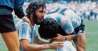 مارادونا يحتفل بعيد ميلاد صديقه في الملاعب سيرجيو باتيستا