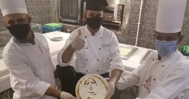 شيف بالغردقة يصنع بيتزا بصورة سيدة القطار شكرا وتقديرا لها.. صور 