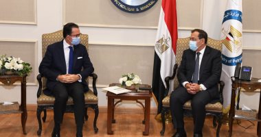 وزير البترول يبحث مع  السفير الفرنسي تعزيز فرص التعاون 
