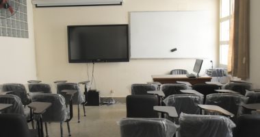 تركيب 118 شاشة ذكية فى 4 كليات بجامعة القاهرة ضمن خطة التحول الرقمى.. صور