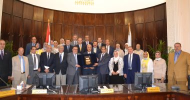 مجلس جامعة الإسكندرية يضع خطة الدراسة بنظام "التعليم الهجين".. صور
