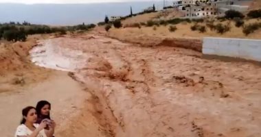 سيول جارفة تجتاح لبنان واستنفار فى الدفاع المدنى.. فيديو وصور