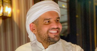 حسين الجسمى فى أحدث ظهور له بجلباب أبيض وابتسامة.. صورة