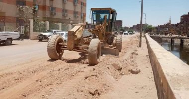 محافظ أسوان يعلن إعادة رصف طريق العلاقى و151 مليون جنيه لتطوير الطرق الرئيسية
