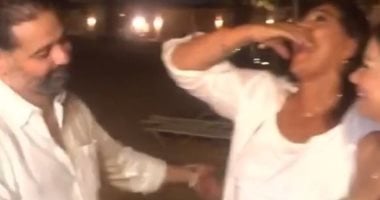 هالة صدقى ترقص احتفالا بخطوبة شقيق إلهام شاهين.. فيديو