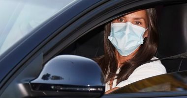 الملكة ليتزيا أنيقة فى بلوزة بيضاء وتقود سيارتها لإيصال ابنتيها للمدرسة.. صور