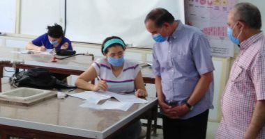 رئيس جامعة سوهاج يتفقد امتحانات نهاية العام للفرقة الخامسة بكلية الطب