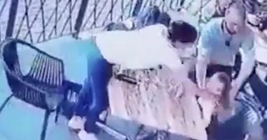 مجهول يحاول خطف طفلة من والدتها فى مطعم بفلوريدا.. فيديو