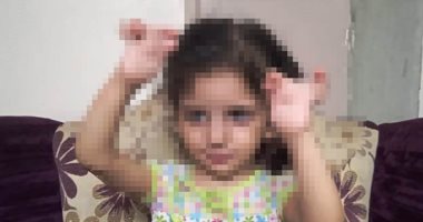 أب يناشد الصحة علاج ابنته "مكة" من اعوجاج كف يديها