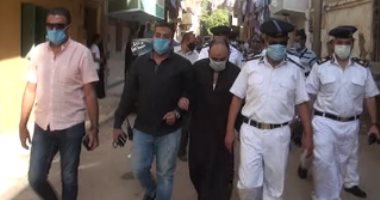 الداخلية تسمح لسجين بالخروج لتشييع جنازة والدته فى المنيا