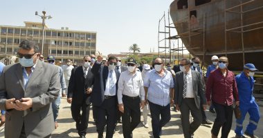 الفريق أسامة ربيع يتفقد أعمال بناء سفن الصيد بشركة ترسانة السويس.. صور