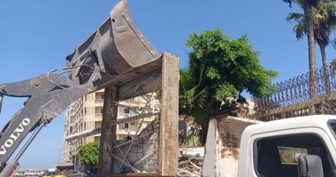 ضبط 45 حالة إشغال طريق و12 إعلان مخالف وسط الإسكندرية