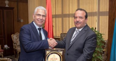 نائب رئيس جامعة طنطا يكرم الدكتور مجدى سبع لبلوغه السن القانونية