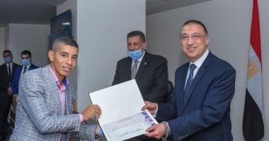 أخبار المحافظات اليوم.. محافظ الإسكندرية يكرم 40 طالبا بينهم "بائع الفريسكا"