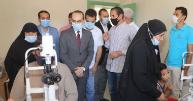 نائب محافظ سوهاج يتفقد قافلة مكافحة "مسببات العمى" بقرية جزيرة شندويل