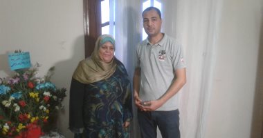 سيدة القطار تتحدث عن الواقعة وتثنى على الانضباط الانفعالي للمجند.. الحاجة صفية: أنا معملتش غير الواجب وده موقف بسيط.. وتؤكد تلقيها هدايا من الرئيس السيسى.. صور