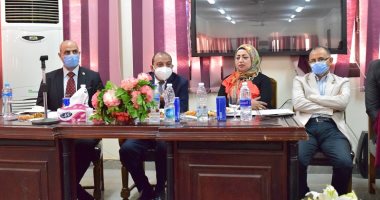 رئيس جامعة بنى سويف يناقش زيادة الإهتمام بالبحث العلمى وتنمية الموارد الذاتية