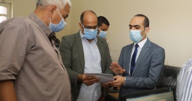 نائب محافظ سوهاج يتفقد سير العمل بإحدى إدارات خدمة المواطنين.. صور