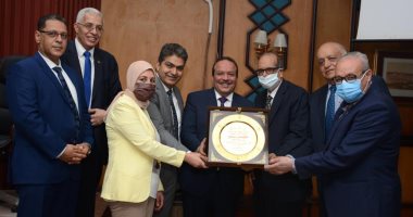 مجلس كلية الطب يكرم رئيس جامعة طنطا تقديرًا لجهوده 