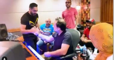 تامر حسنى يختار الموسيقى التصويرية لفيلمه "مش أنا".. فيديو وصور