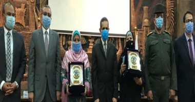 محافظ الغربية يكرم سيدة القطار ويشيد بدورها المشرف بواقعة الكمسارى والمجند .. فيديو