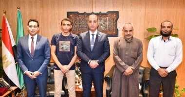 محافظ الفيوم يمنح درع المحافظة لطالب يعمل مبيض محارة ونجح بالثانوية العامة بتفوق