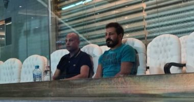 طارق مصطفى وسيد معوض وعواد يحضران مباراة الزمالك والإنتاج من المقصورة