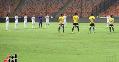 دقيقة حداد وشارة سوداء على روح الراحل عزمى مجاهد فى لقاء الزمالك.. فيديو