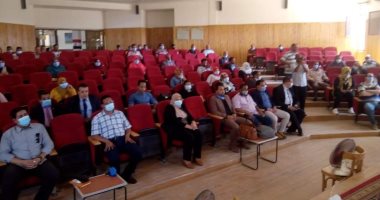 رئيس نقابة التمريض تكرم 79 طبيبا وممرضا على جهودهم بالوادي الجديد.. صور