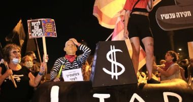 إسرائيليون يجددون التظاهر ضد نتنياهو قبل مغادرته لأمريكا.. صور