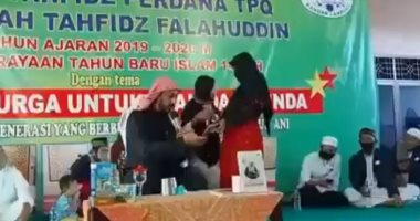 فيديو.. داعية يمني يتعرض للطعن في إندونيسيا
