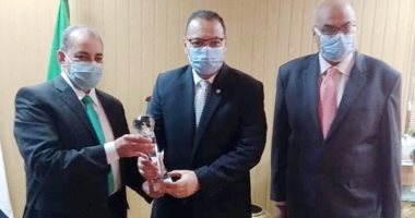 الهيئة العامة للتأمين الصحى تُهدى درع لمحافظ الشرقية لدعمه منظومة التأمين  