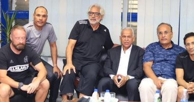 فرج عامر يجتمع بالجهاز الفنى لسموحة قبل مواجهة الجونة.. صور