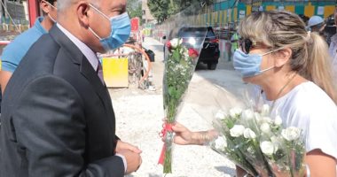 سكان الشربتلى يستقبلون كامل الوزير بالورود بعد عودتهم لشققهم بالعمارة.. صور