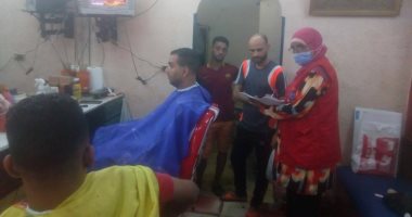 حملة توعية بفيروس سى بصالونات الحلاقة والنوادى الرياضية بشبرا الخيمة.. صور