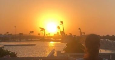 ليلى علوى تستمتع بغروب الشمس على البحر : يشعرنا بالحنين إلى الماضى