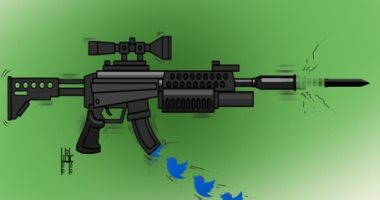 كاريكاتير صحيفة إماراتية.. الإرهاب الإليكترونى يهدد المجتمع