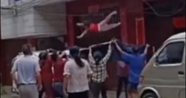 طفلة 4 سنوات تنجو بعد سقوطها من الدور الثالث في الصين.. فيديو