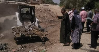 حملة تطهير مخرات السيول بقرى إسنا قبل فصل الشتاء.. صور